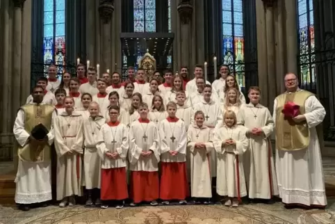 Dienst in imposanter Kulisse: Zum ersten Mal waren die vier Messdienergruppen gemeinsam unterwegs. Ziel war der Kölner Dom.