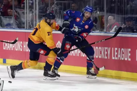 Adler-Verteidiger Sinan Akdag (rechts) im Duell mit Patrik Berglund.