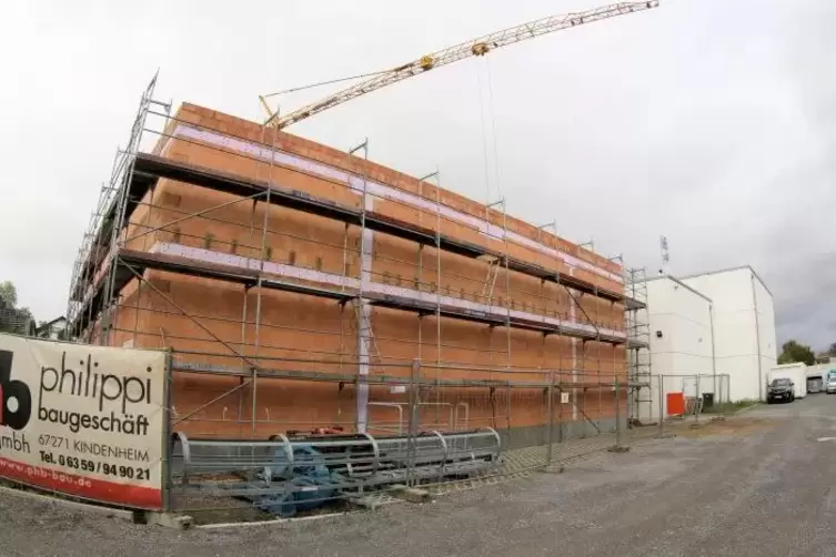Filmwelt Grünstadt: Der gemauerte Rohbau für die zwei neuen Kinosäle steht bereits. Das weiße Gebäude ist der Bestand. 