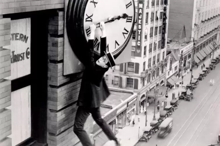 Eine der berühmtesten Szenen der Filmgeschichte: Harold Lloyd in „Safety Last“.