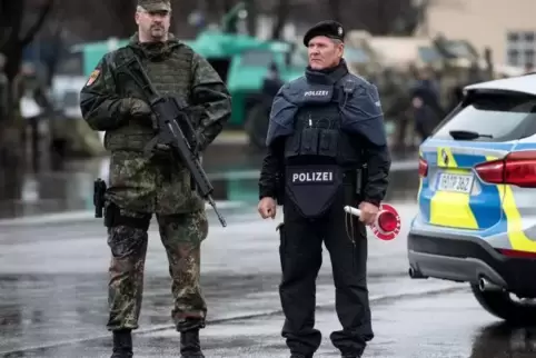 Bild mit Seltenheitswert: Polizei und Bundeswehr bei einer gemeinsamen Übung in Bayer 2017.