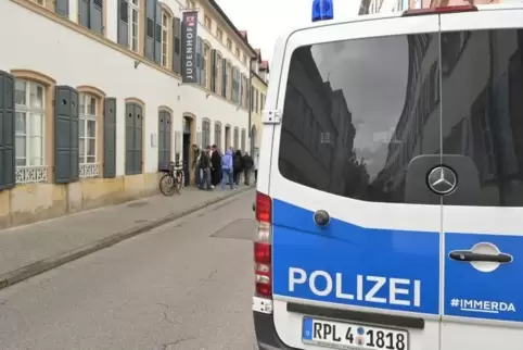 Sichtbarer Schutz: beim Judenhof-Eingang positionierte Polizeistreife. 