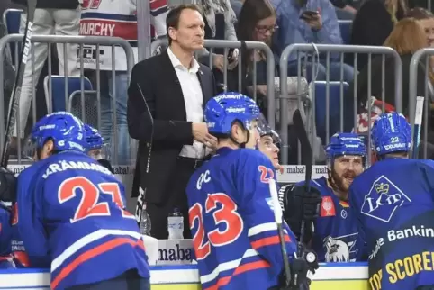 Relativ entspannter Blick aufs Geschehen: Trainer Pavel Gross und sein Kapitän Marcel Goc.