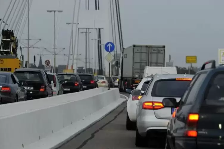 Über 40.000 Fahrzeuge sind täglich auf der Kurt-Schumacher-Brücke unterwegs.