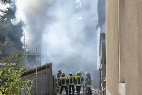 Bem Löschen des Brandes hatten die Einsatzkräfte auch mit starker Rauchentwicklung zu kämpfen. 