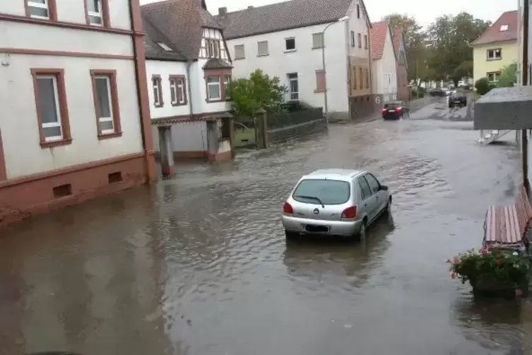 Hochwasser nach Starkregen ist auch in der Hauptstraße auf Höhe der Kirche ein großes Problem.