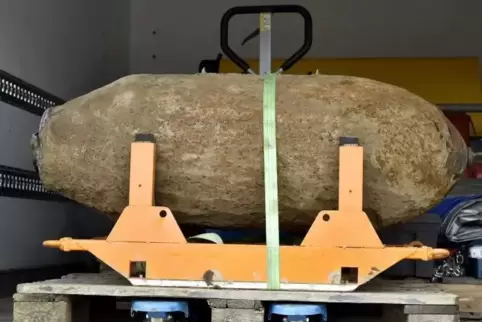 Da ist das Ding: Die US-Fliegerbombe aus dem Zweiten Weltkrieg wurde im September entdeckt und wegen ihrer Lage direkt an einem 