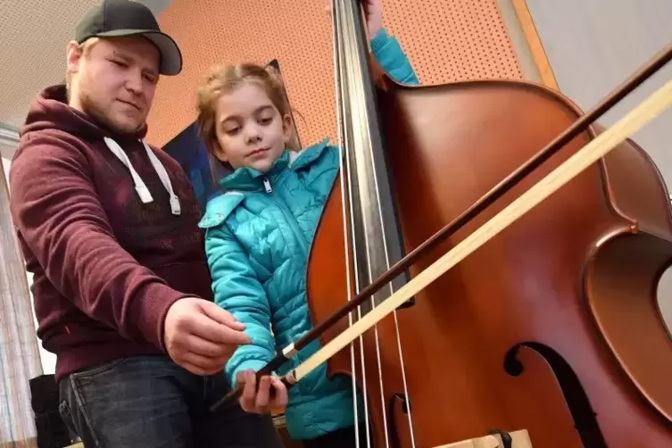Kleine Musikerin, großes Instrument: Fabienne Bollinger mit Lehrer Lukas Hatzis am Kontrabass.