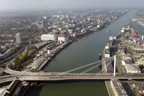 Zwei Brücken führen zwischen Ludwigshafen und Mannheim über den Rhein.