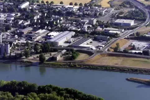Hier war einmal die Rheinbrücke bei Altrip (Rhein-Pfalz-Kreis) vorgesehen.