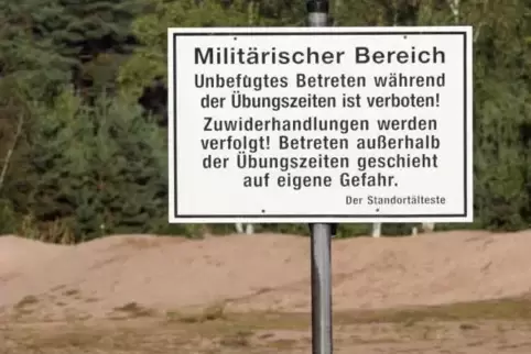 Schild im Sand: Warnung am Standortübungsplatz.