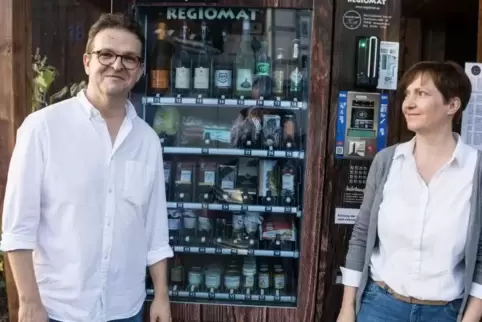 Die Inhaber des „Weinlädchens“, Petra und Christoph Feith, haben in der Gartenstraße einen „Regiomat“ installiert.