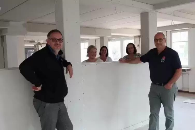Die Vermieter Klaus und Susanne Keller (rechts) mit ihren neuen Mietern (von links) : Gabor Nemeth, Kathrin und Lena Z&uuml;rn.