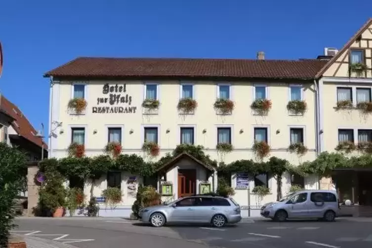 Das Hotel „Zur Pfalz“. Mit der Hausnummer 57 das letzte Haus in der Marktstraße.