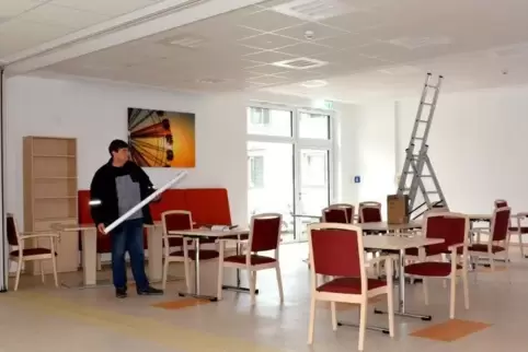 In den letzten Zügen liegen die Arbeiten im Multifunktionsraum für das neue Angebot der Sozialstation: die Tagesbetreuung.