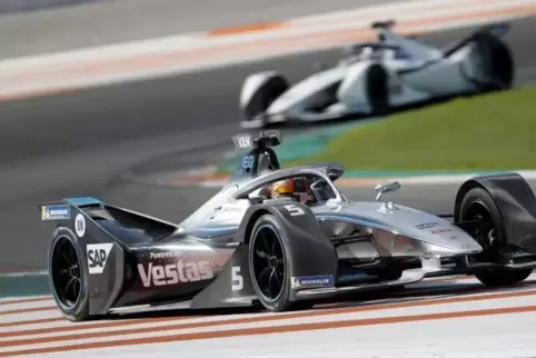 Mercedes, hier mit dem belgischen Ex-Formel-1-Fahrer Stoffel Vandoorne, ist in der Formel E erstmals mit eigenem Team dabei.