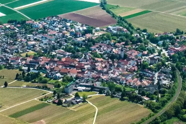 Führung der Bahngleise, Kirche, Rathaus oder Weingut: Kirchheim hat einige Ansatzpunkte für die Lösung des Luftbildrätsels. Die 