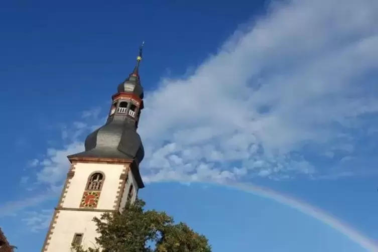 Wahrzeichen am Regenbogen: Sankt Andreas Kirche.