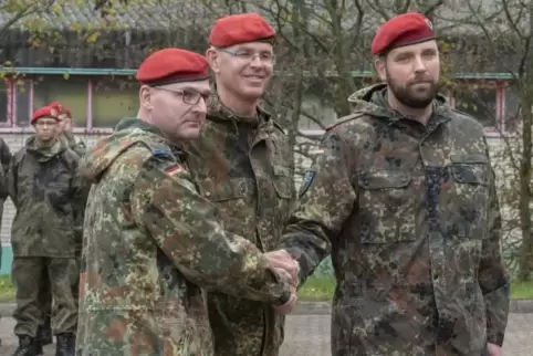 Kommandowechsel im Lager Aulenbach: Tobias Kirchner (links) wird von Oberstleutnant Roman Jähnel (Mitte) verabschiedet. Der neue