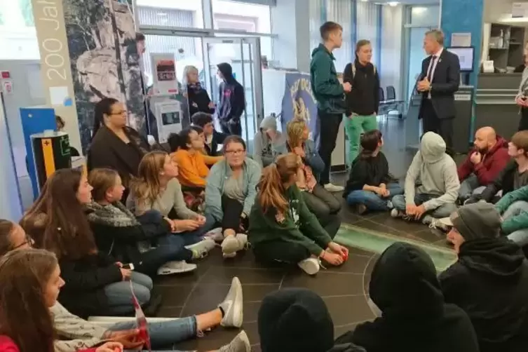 Bereits am Tag der Abschiebung protestierten die Jugendlichen in der Kreisverwaltung.