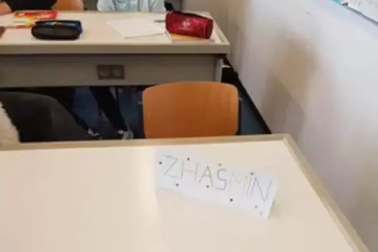 Ein Zettel mit Zhasmins Namen erinnert an ihrem Platz in der Klasse 8a an die Sch&uuml;lerin, die derzeit im russischen Samara lebt.