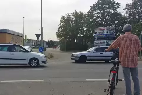 Für Fahrradfahrer und Fußgänger aus dem westlichen Mutterstadt der nächstgelegene, aber auch gefährlichste Weg ins Gewerbegebiet