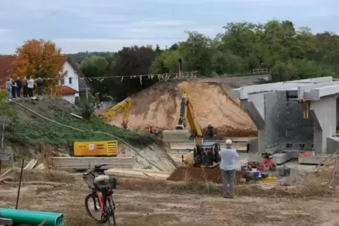 Hydraulikpressen und ein Stahlseil setzen die Brücke in Bewegung.