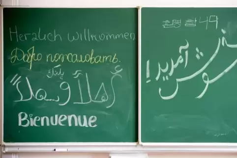 Menschen verschiedener Nationalitäten und Kulturen sollen in Deutschland gleichberechtigt zusammenleben. Dabei helfen die Integr