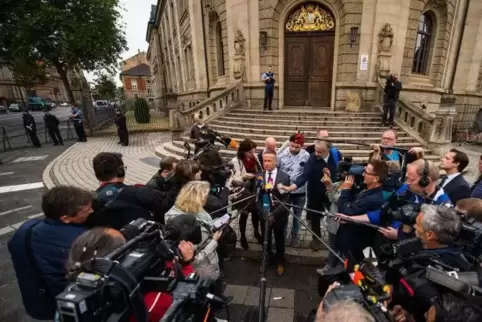 Vor dem Landgericht Landau war der Mörder der 15-jährigen Mia – hier sein Anwalt Maximilian Endler vor Journalisten – im Septemb