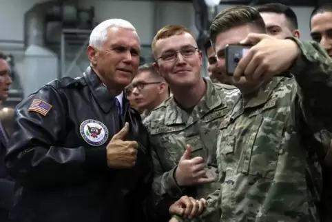 US-Vizepräsident Mike Pence (l) posiert für ein Foto mit US-Soldaten auf der Ramstein Air Base.