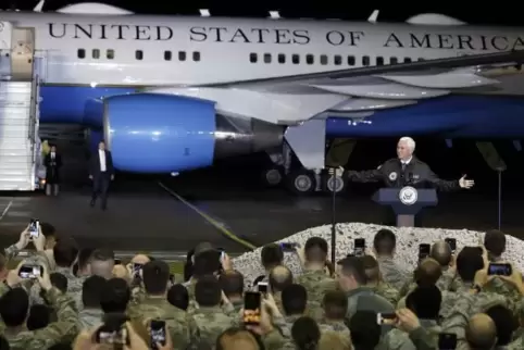 US-Vizepräsident Mike Pence spricht zu US-Soldaten auf der Ramstein Air Base. 