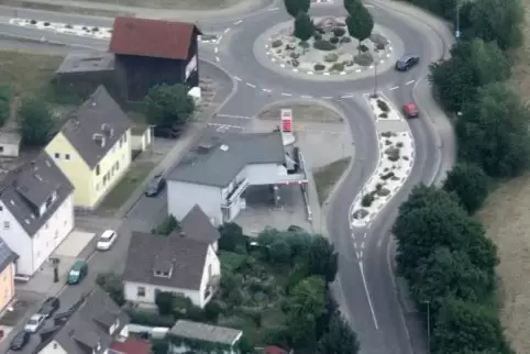 Ab Montag für etwa drei Wochen voll gesperrt: die Waldseer Ludwigstraße ab der Tankstelle in Richtung Süden (im Bildvordergrund)