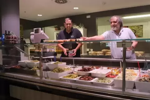 Wie der Vater so der Sohn: Hossein Ostad (rechts) und sein Sohn Ali führen in Landau zwei Feinkostläden.