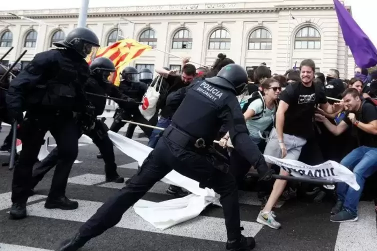 Auch am Freitag kam es zu Auseinandersetzungen zwischen Demonstranten und der Polizei.