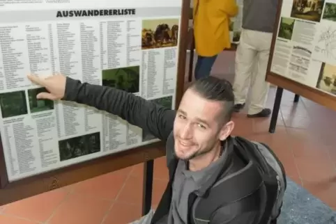 Ben Rader im Museum in Mutterstadt an der Liste der Auswanderer, in der auch sein Vorfahr Johann Adam Röder aufgelistet ist.