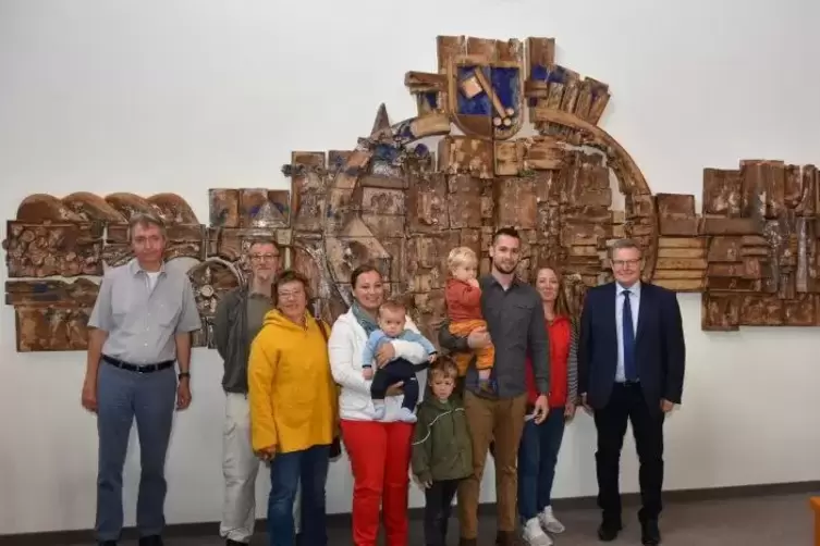 Gruppenbild mit B&uuml;rgermeister (von rechts nach links): Hans-Dieter Schneider, Sonja Rader, Ben Rader mit Sohn Hendrik auf dem Ar