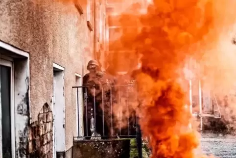 Damit die Situation so echt wie möglich wirkt, explodieren Rauchgranaten.