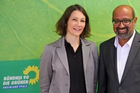 Die künftige Spitzenkandidatin der Grünen, Anne Spiegel, und der Chef der Landespartei, Josef Winkler.