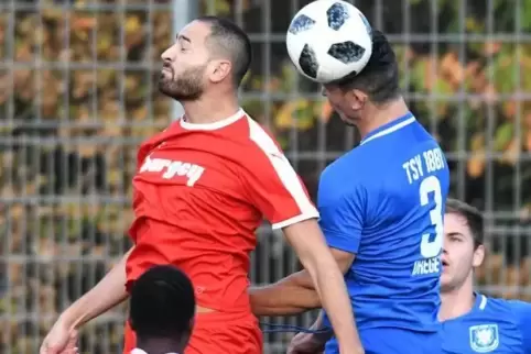 Der TuS Rüssingen reist am Wochenende nach Pirmasens. Unser Bild zeigt Rüssingens Abichou Sabri (links) im Kopfduell beim Spiel 