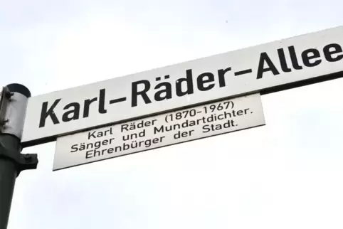 Die Stadt Bad Dürkheim hat Karl Räder auf verschiedene Arten geehrt. Bekanntestes Beispiel ist die Benennung einer Seebacher Str