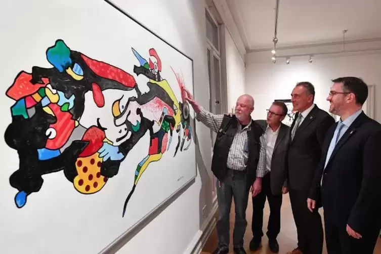 Künstler Otmar Alt (links) erläutert seine „Insektenkönigin“. Von rechts OB Marc Weigel, sein Amtskollege aus Wernigerode, Peter