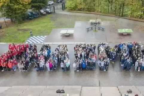 Den Namen Zhasmin haben deren Mitschüler auf dem Schulhof nachgebildet.