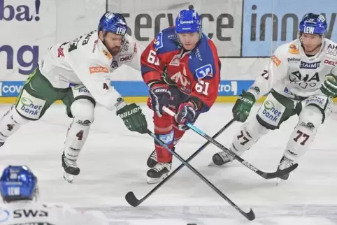  Adler Tommi Huhtala (Mitte) wird von den Augsburgern Henry Haase (links) und Jaroslav Haffenrichter in die Zange genommen.