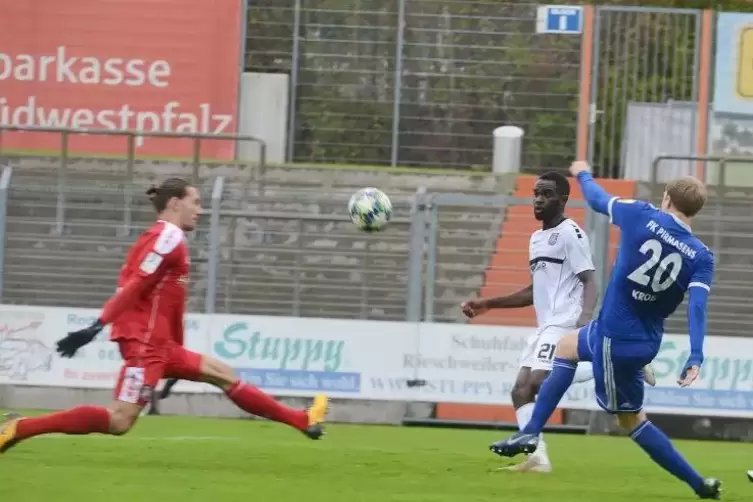 Die Riesenchance für FKP-Mittelstürmer Dennis Krob zum 1:0. Links Frankfurts Torhüter Kenan Mujezinovic.
