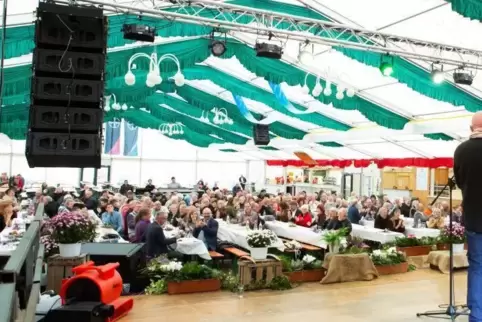 Moderator Michael Geib fordert das Publikum zur Abstimmung auf.