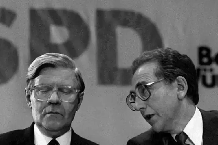 RückblickMit Parteifreund und Bundeskanzler Helmut Schmidt (links) überwarf sich Erhard Eppler wegen Schmidts Haltung zu Frieden