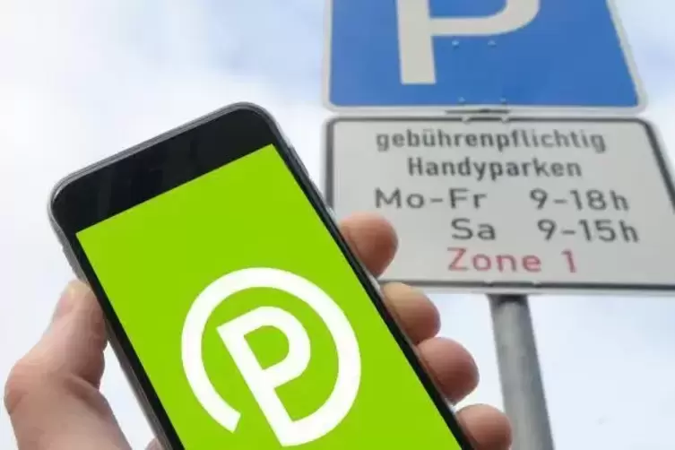 Den Parkplatz mit dem Handy bezahlen, soll bald in Germersheim möglich sein.