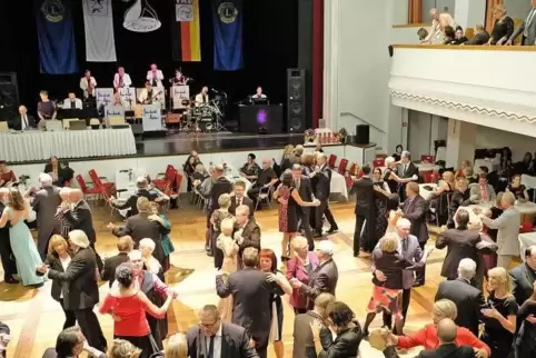 330 Tanzbegeisterte besuchten am Samstag den Herzogsball in der Festhalle.