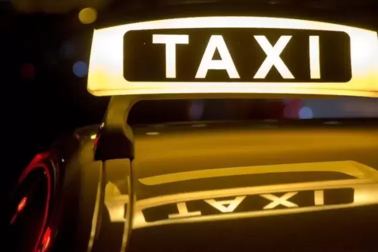 Als der Taxifahrer als Pfand das Handy seines Fahrgastes verlangte, weil sie die Rechnung nicht bezahlen konnte, rastete die Fra