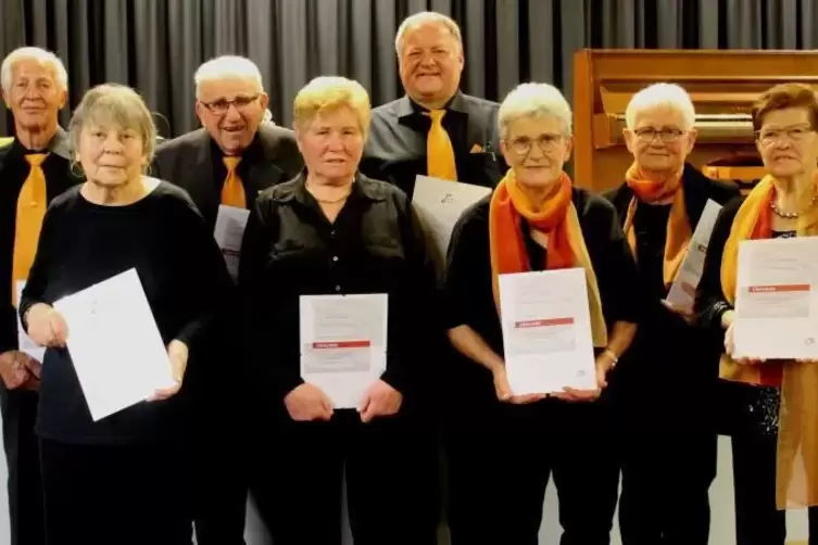 Die Jubilare des GV Erzenhausen: Dieter Becker, Ursula Walter, Werner Diehl, Erika Urschel, Klaus Urschel, Helene Göttel, Helmi 